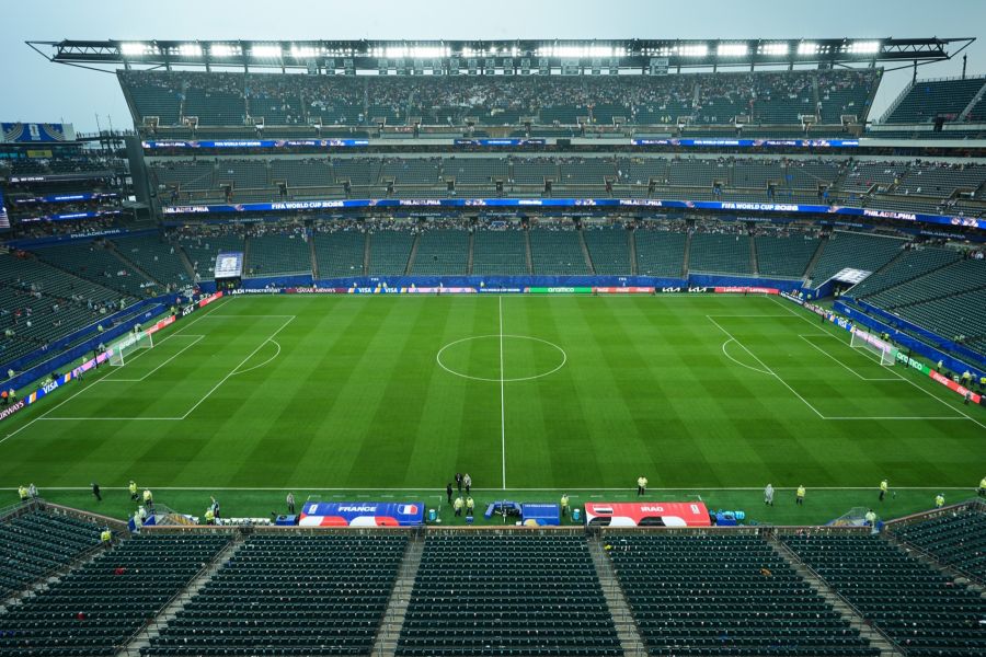 Leere Ränge im Lincoln Financial Field: Während der zweistündigen Unterbrechung mussten die Zuschauer das Stadion verlassen und Schutz suchen.