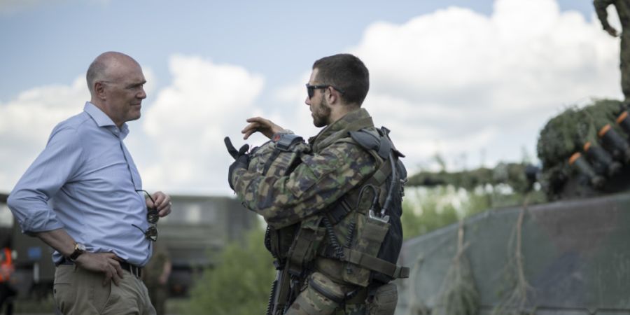 Armeeangehörige sollen aber eine Dienstverschiebung beantragen können, wenn sie den Dienst im Ausland nicht leisten wollen oder können. Im Bild: Verteidigungsminister Martin Pfister ...