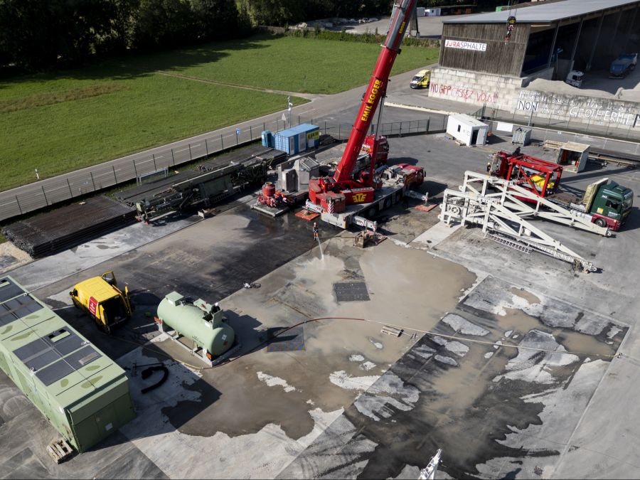 Baustelle für die Tiefengeothermie in Haute-Sorne während des Abbaus des Bohrturms GVL-1, aufgenommen im August 2024.