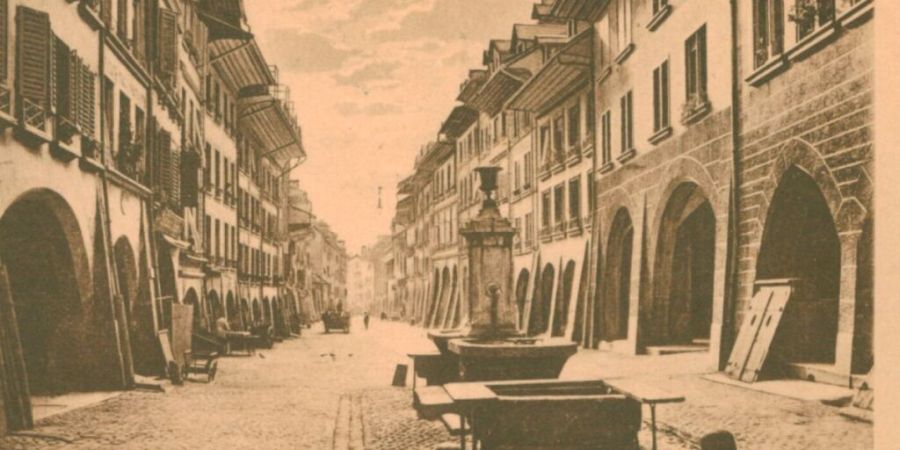 Der Brunnen in der damaligen Metzgergasse, der heutigen Rathausgasse. Seit dem frühen 20. Jahrhundert verfügt die Gasse über keinen Brunnen mehr.