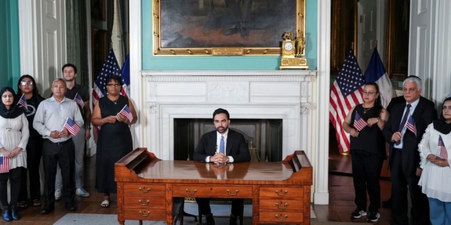 Der New Yorker Bürgermeister Zohran Mamdani hält im Rathaus von New York eine Rede anlässlich des 250. Jahrestags der Gründung der Vereinigten Staaten. Foto: Anna Connors/Pool The N...
