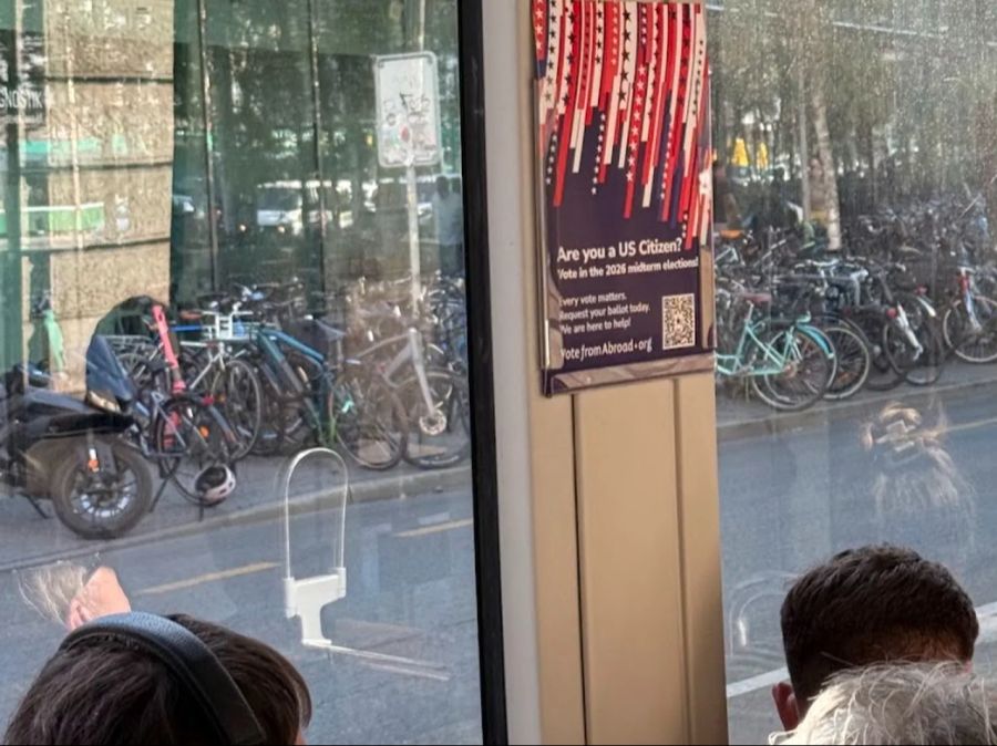 In Basler und Genfer Trams hängen aktuell solche Plakate.
