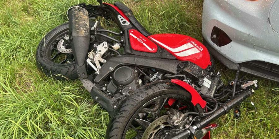 Ein 17-jähriger Töfffahrer wurde bei einer Kollision mit einem Auto im aargauischen Unterkulm schwer verletzt.