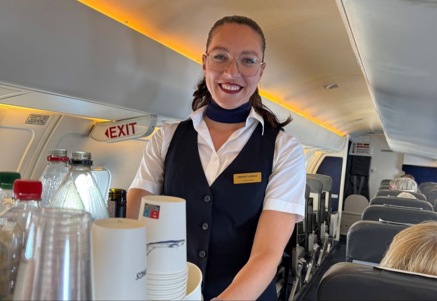 Service mit Herz: Lisa Reitenbach kümmert sich um das Wohl der Gäste an Bord.