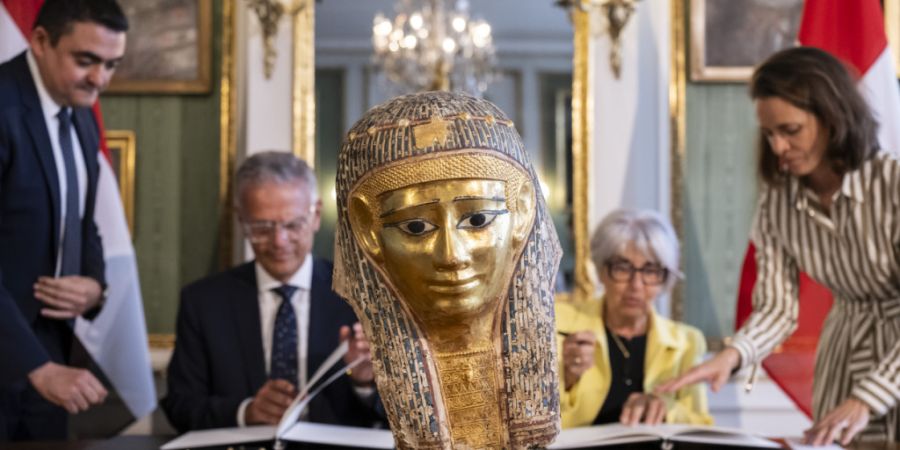 Eine fast 3000 Jahre alte ägyptische Totenmaske war illegal in die Schweiz gelangt. Kulturministerin Elisabeth Baume-Schneider (2.v.r.) hat sie dem Ägyptische Botschafter Mohamed Yehi...