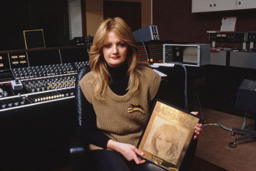 Bonnie Tyler posiert 1978 im Tonstudio mit einer Auszeichnung des «Music Express».
