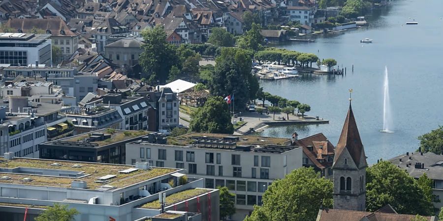 Die Stadt Zug stattet 250 Strassenlaternen mit Thermometern aus, um Hitzepunkte zu identifizieren.