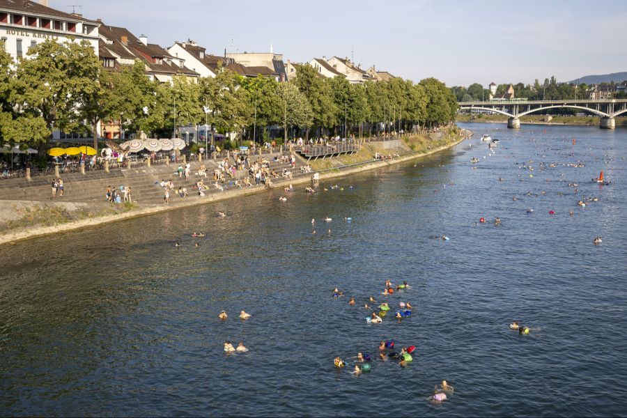 In Basel, dem Zentralwallis und der Genferseeregion könnte es am Sonntag gar bis zu 35 Grad heiss werden.