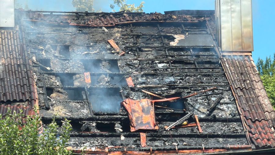 Ein Dachstock steht in Flammen.