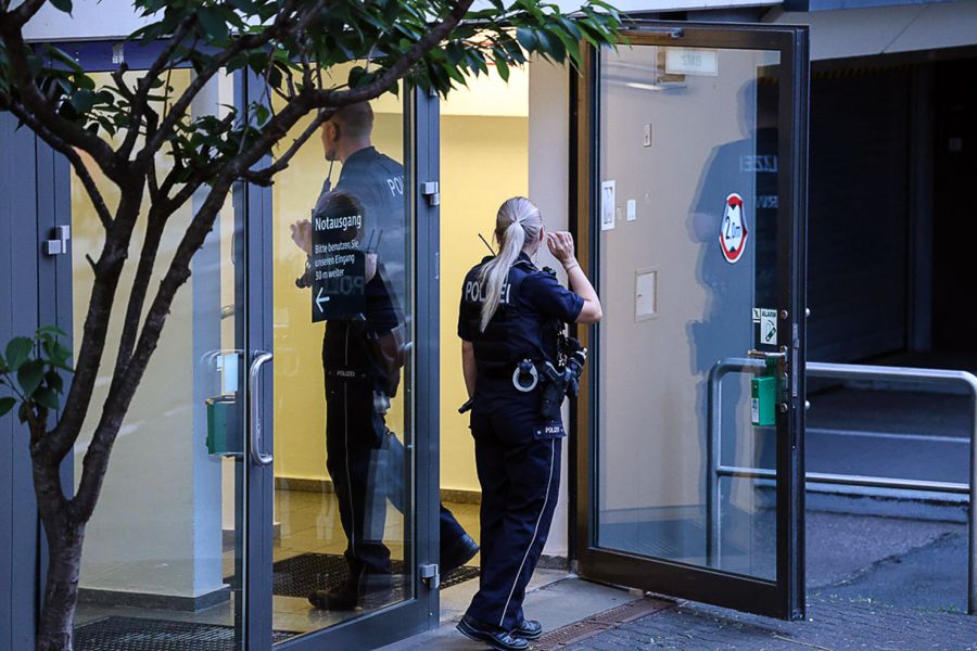 Polizisten stehen vor dem Klinikum Lüdenscheid.