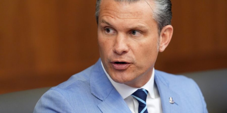 US-Verteidigungsminister Pete Hegseth spricht während einer Kabinettssitzung. Foto: Jacquelyn Martin/AP/dpa
