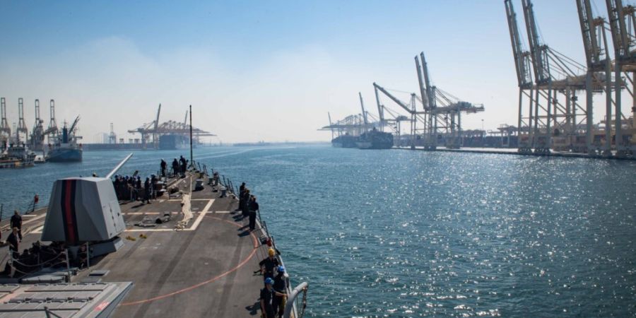 HANDOUT - Der Zerstörer «USS Jason Dunham» durchquert einen Kanal in Richtung Dschabal Ali für einen Hafenbesuch. Foto: MC3 Jonathan Clay/US Navy/dpa - ACHTUNG: Nur zur redaktionell...