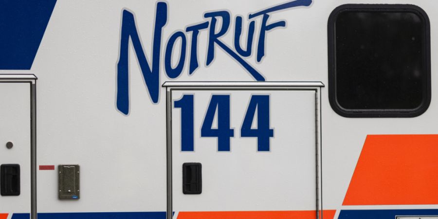 Der Rettungsdienst 144 brachte die Motorradfahrerin ins Spital. (Symbolbild)