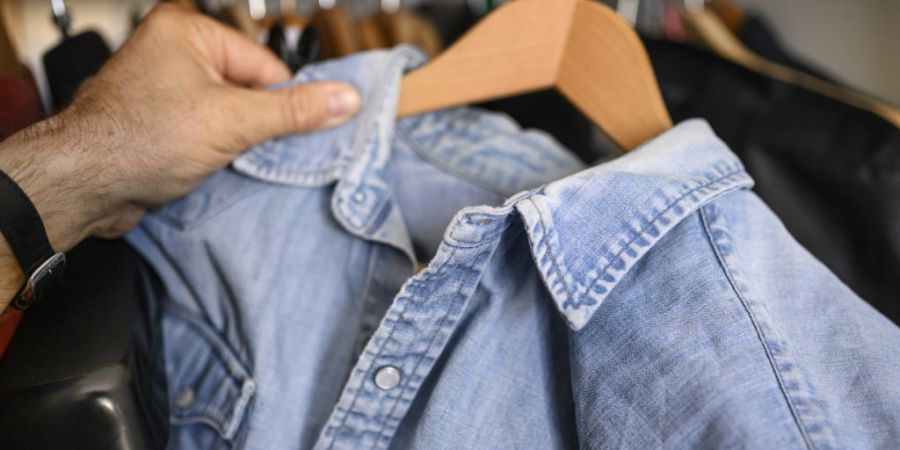 Wegen des Ausverkaufs sind im Juli die Preis unter anderem für Bekleidung und Schuhe gesunken. (Archivbild)