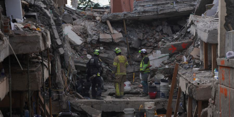 Drei Tage nach dem Erdbeben durchsuchen Feuerwehrleute die Trümmer. Foto: Ivan Valencia/AP/dpa