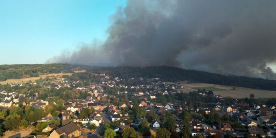 dpatopbilder - Dichter Rauch zieht über den Ortsteil Gey in Hürtgenwald. Foto: Federico Gambarini/dpa