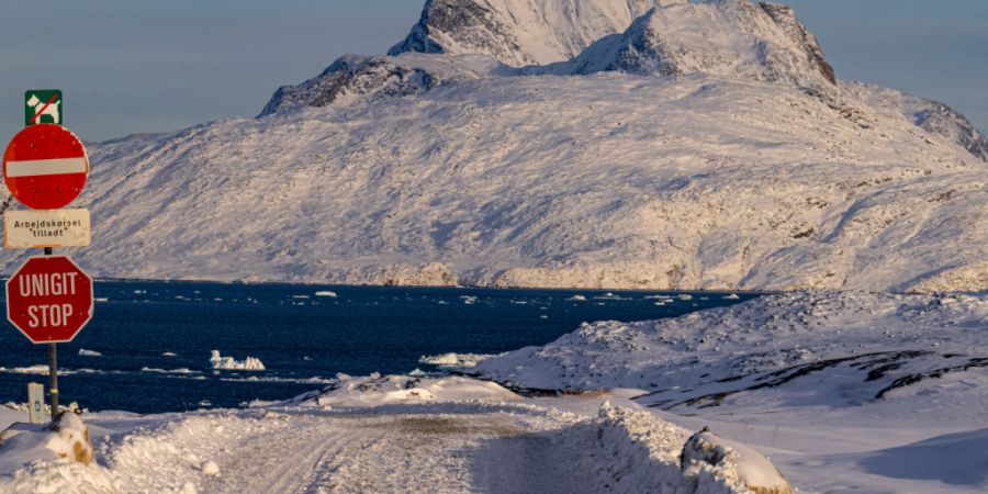 ARCHIV - Straßenschilder stehen in Nuuk vor einem Berg. Foto: Christinne Muschi/The Canadian Press/AP/dpa