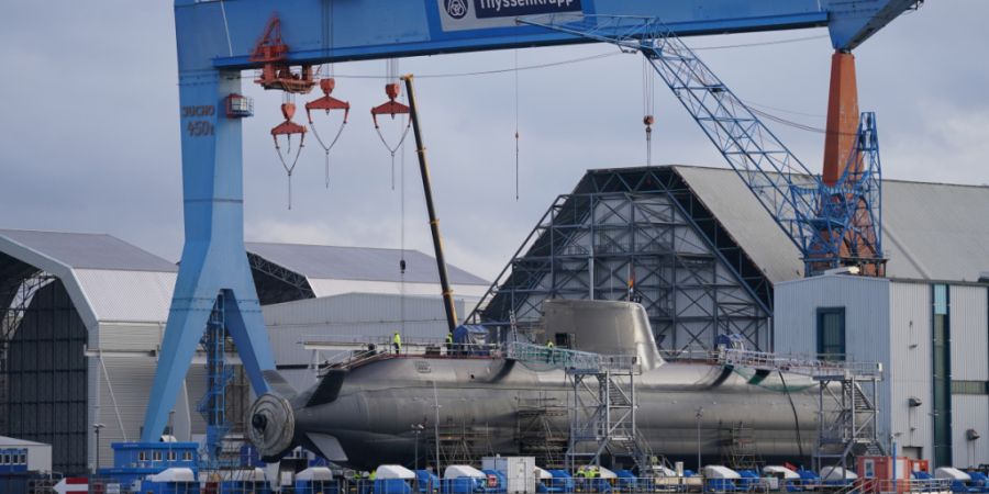 ARCHIV - Ein im Bau befindliches U-Boot liegt in der Werft von ThyssenKrupp Marine Systems in Kiel. Foto: Marcus Brandt/dpa