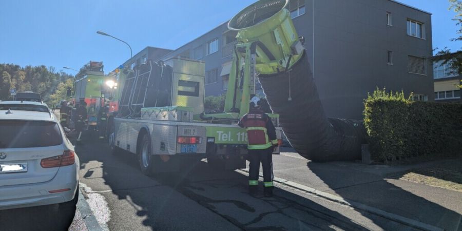 Da die Tiefgarage stark verraucht war, setzte die Feuerwehr einen mobilen Grosslüfter ein, um den Rauch ins Freie abzuführen.