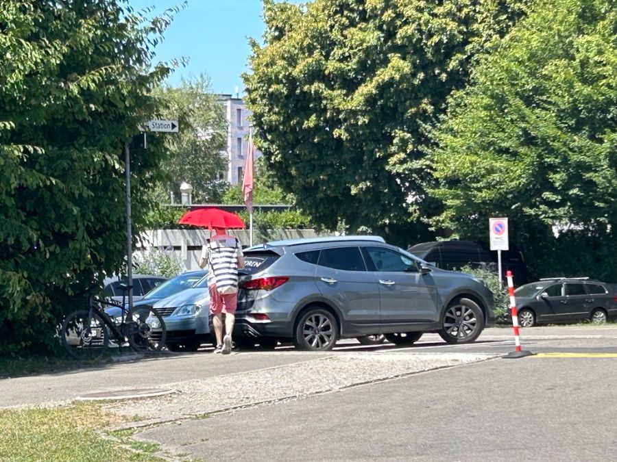 Der Badi-Gast in Urdorf ZH zählt zu den Ausnahmen: Die Hauptkundengruppe der Strotz AG besteht derzeit aus Frauen.