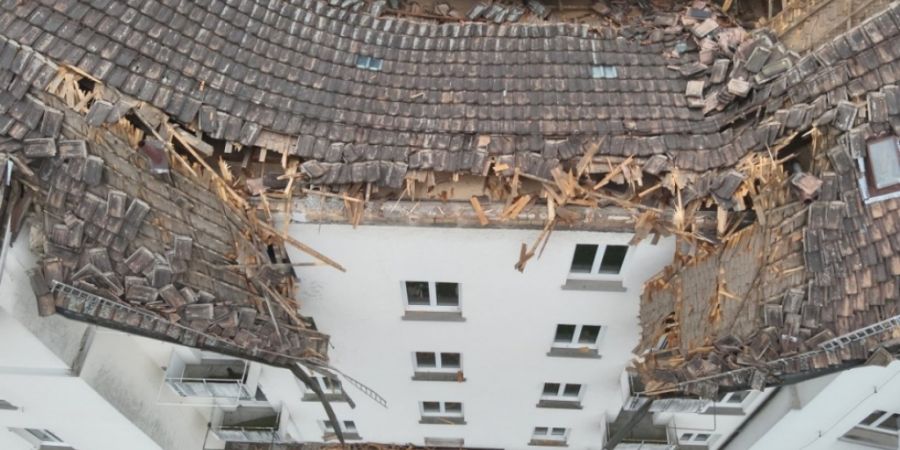 In St. Gallen ist das Dach eines unbewohnten Hauses eingestürzt. Verletzt wurde niemand.