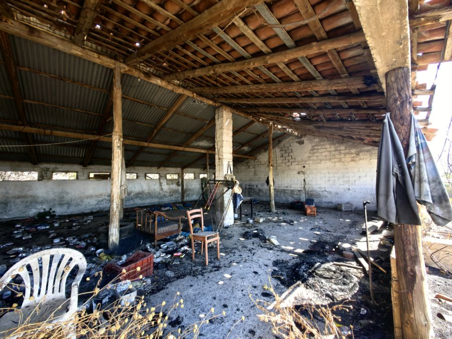 Ein ausgebranntes Gebäude zeugt von der Zerstörung, die das Feuer in der Region hinterlassen hat.
