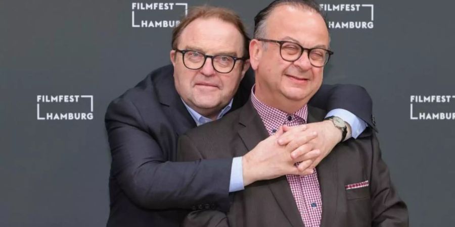 Der Schauspieler Gustav Peter Wöhler (l) und der Festivalleiter Albert Wiederspiel beim 29. Hamburger Filmfest. Foto: Ulrich Perrey/dpa