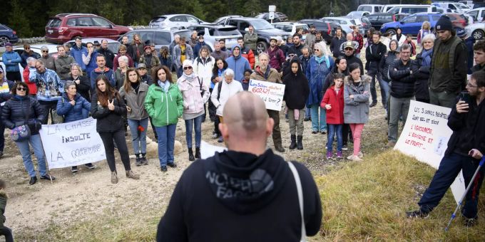 Fabrice Monnet, Aktivist von "Defend the Wolf", der gerade einen 16-tägigen Hungerstreik aus medizinischen Gründen beendet hat, hält eine Rede während einer Demonstration gegen den Abschuss von Wölfen am Samstag, 9. Oktober 2021, auf dem Col du Marchairuz in Le Chenit, Waadt. DEMONSTRATION, GEGEN ABSCHUSS VON WOELFEN, WOLF, LOUP, LOUPS,