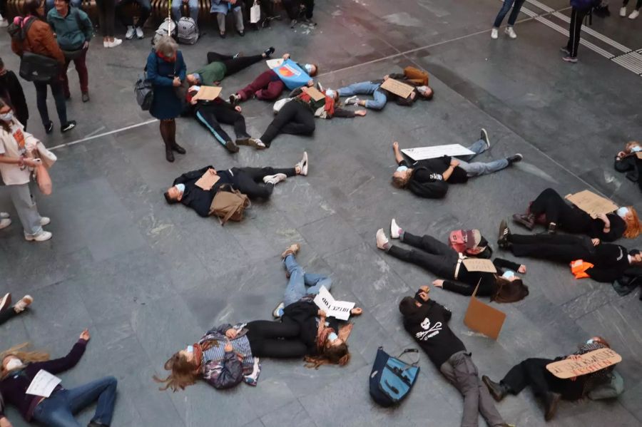 Demonstranten liessen sich auf den Boden werfen.