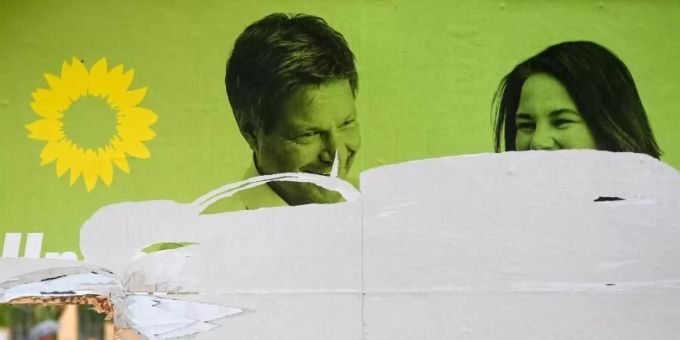 Ein zerstörtes Wahlplakat von Bündnis 90/Die Grünen mit den Portraits von Robert Habeck und Annalena Baerbock. (Archivbild). Foto: Hendrik Schmidt/dpa-Zentralbild/dpa Ein zerstörtes Wahlplakat von Bündnis 90/Die Grünen mit den Portraits von Robert Habeck und Annalena Baerbock. (Archivbild). Foto: Hendrik Schmidt/dpa-Zentralbild/dpa