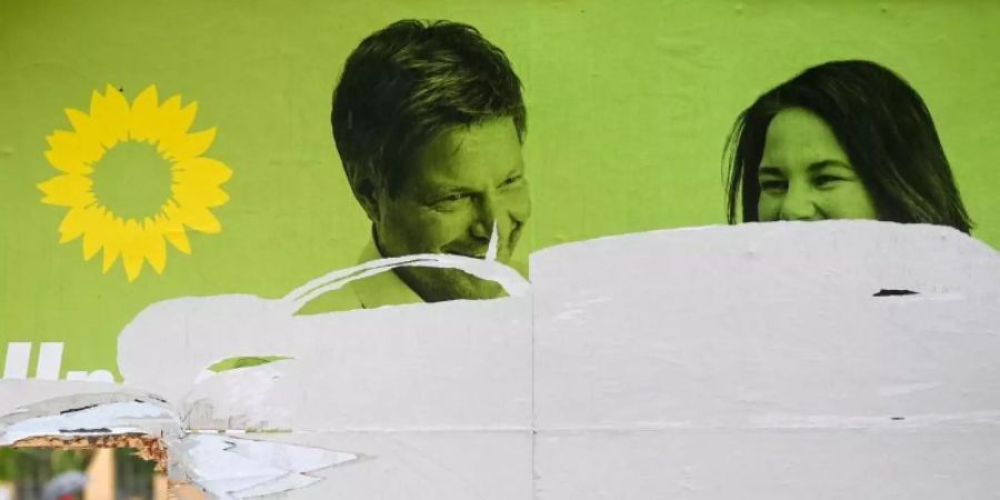 Ein zerstörtes Wahlplakat von Bündnis 90/Die Grünen mit den Portraits von Robert Habeck und Annalena Baerbock. (Archivbild). Foto: Hendrik Schmidt/dpa-Zentralbild/dpa