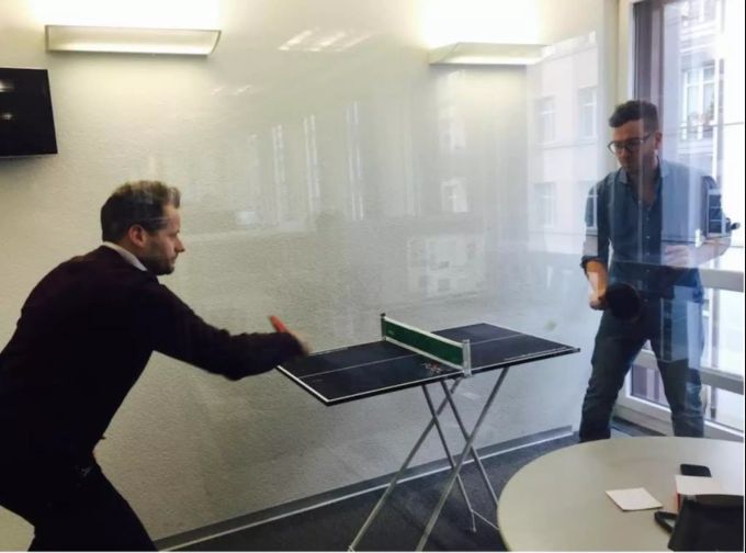 2015: Nau.ch-Chefredaktor Micha Zbinden und Halleluja-Kolumnist Sam Urech beim BLICK. Mini-Ping-Pong war angesagt, natürlich nur in den Pausen. Micha Zbinden, Sam Urech