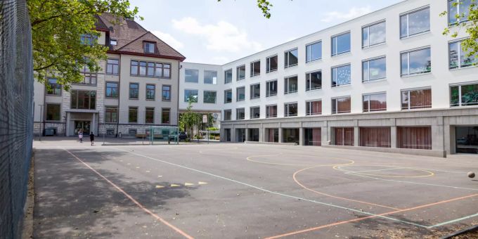 Schule Neuhausen am Rheinfall. Schule Neuhausen am Rheinfall.