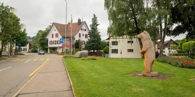 Baumastrasse in Bäretswil (ZH). Baumastrasse in Bäretswil (ZH).
