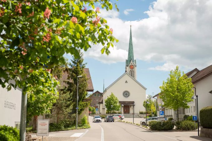 Blick in die Oberwilerstrasse und die Kirche St. Mauritius in Berikon. Blick in die Oberwilerstrasse und die Kirche St. Mauritius in Berikon.