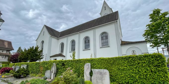 Der Friedhof und die Kirche Kriens. Der Friedhof und die Kirche Kriens.