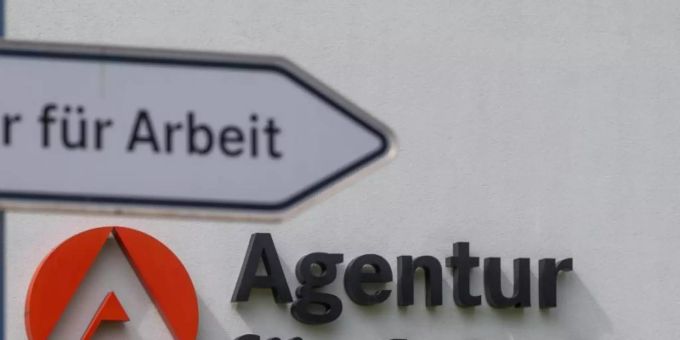 Die Bundesagentur für Arbeit setzt im Kampf gegen den Fachkräftemangel auf Weiterbildung. Foto: Hendrik Schmidt/dpa-Zentralbild/dpa Die Bundesagentur für Arbeit setzt im Kampf gegen den Fachkräftemangel auf Weiterbildung. Foto: Hendrik Schmidt/dpa-Zentralbild/dpa