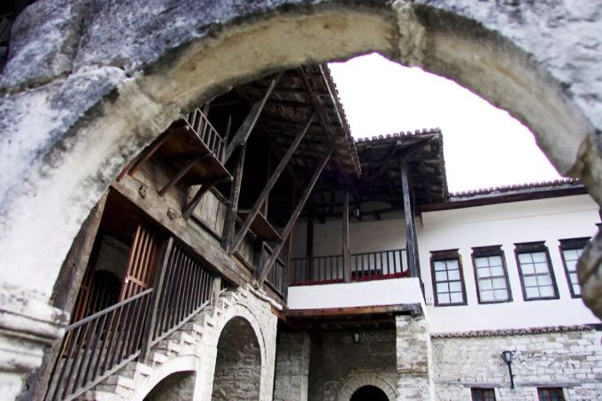Berat in Albanien ist eine geschichtsträchtige Osmanische Stadt. Berat Albanien