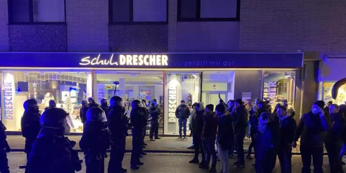 Teilnehmer einer Demonstration gegen Corona-Massnahmen und Polizisten stehen sich am Sonntag in Schweinfurt gegenüber. Foto: Josef Lamber/Main-Post/dpa Teilnehmer einer Demonstration gegen Corona-Massnahmen und Polizisten stehen sich am Sonntag in Schweinfurt gegenüber. Foto: Josef Lamber/Main-Post/dpa