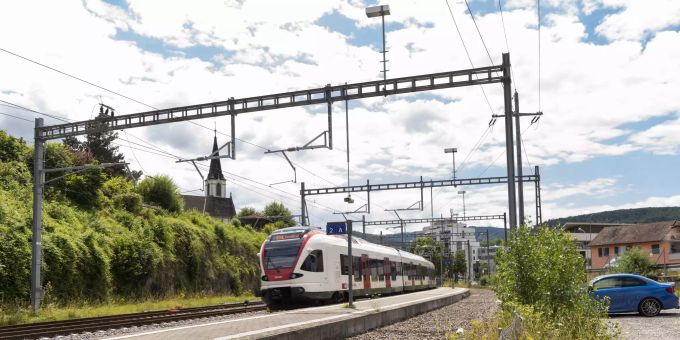 Zugdruchfahrt der SBB-Linie S-3 Richtung Delémont am Bahnhof Laufen. Zugdruchfahrt der SBB-Linie S-3 Richtung Delémont am Bahnhof Laufen.