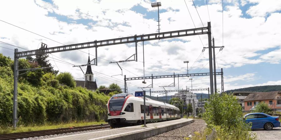 Zugdruchfahrt der SBB-Linie S-3 Richtung Delémont am Bahnhof Laufen.