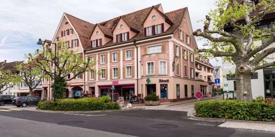 Die Apotheke Rössli an der Hauptstrasse in Muttenz.