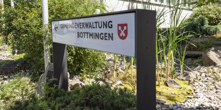 Wegweiser zur Gemeindeverwaltung an der Schulstrasse in Bottmingen.