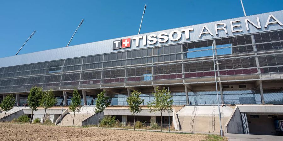 Die Tissot Arena am Boulevard des Sports 18 in Biel beherbergt neben einem Einkaufszentrum auch das Eisstadion des SC Biel mit Nebenfeld, das Fussballstadions des FC Biel, eine Curlinghalle und vier Aussensportfeldern.