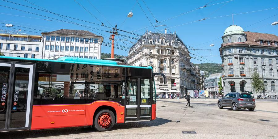 Bus der Verkehrsbetriebe Biel am Zentralplatz in Biel.