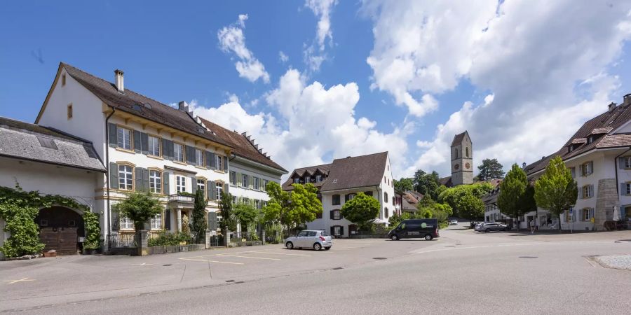 Der Dorfplatz mit der ref. Kirche St. Pater in Gelterkinden.