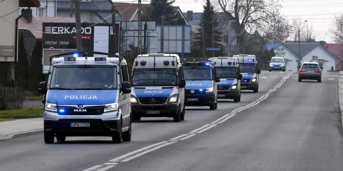 Polnische Polizeiwagen unterwegs zu der belarussischen Grenze. Polizei