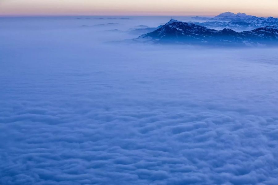 Hochnebel liegt über Luzern. (Archivbild)