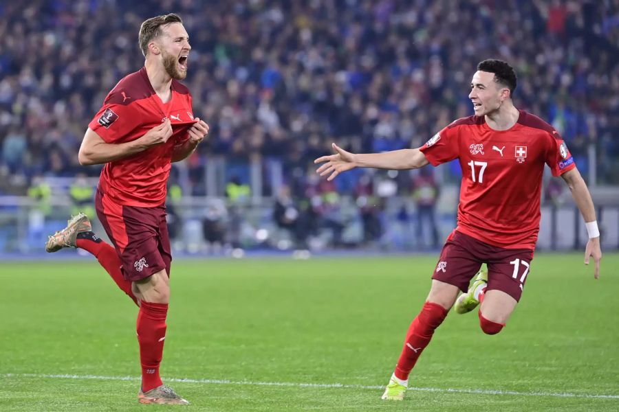 Silvan Widmer (l.) jubelt nach seinem Traumtor zum zwischenzeitlichen 1:0.