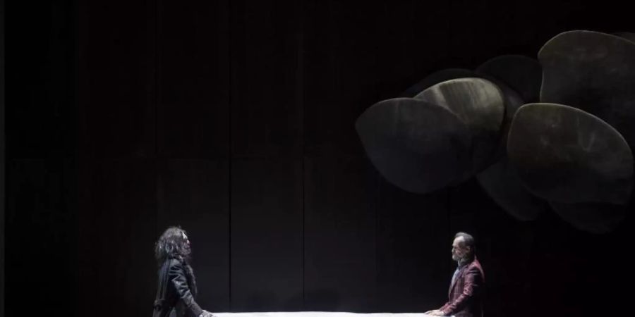 Gidon Saks (r) als Hagen und Jürgen Linn als Alberich stehen während einer Probe zur Wagner-Oper "Götterdämmerung" auf der Bühne der Deutschen Oper Berlin. Foto: Nina Hansch/dpa